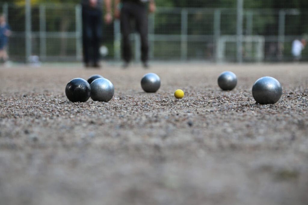 Boules de pétanque sur terrain extérieur illustrant les sports en P et les sports lettre p traditionnels